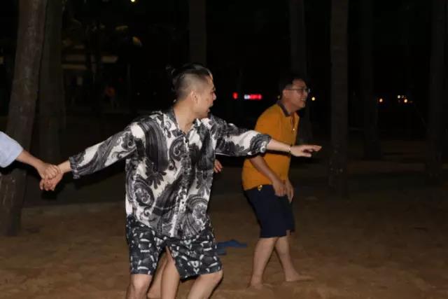 撕名牌捉對(duì)廝殺